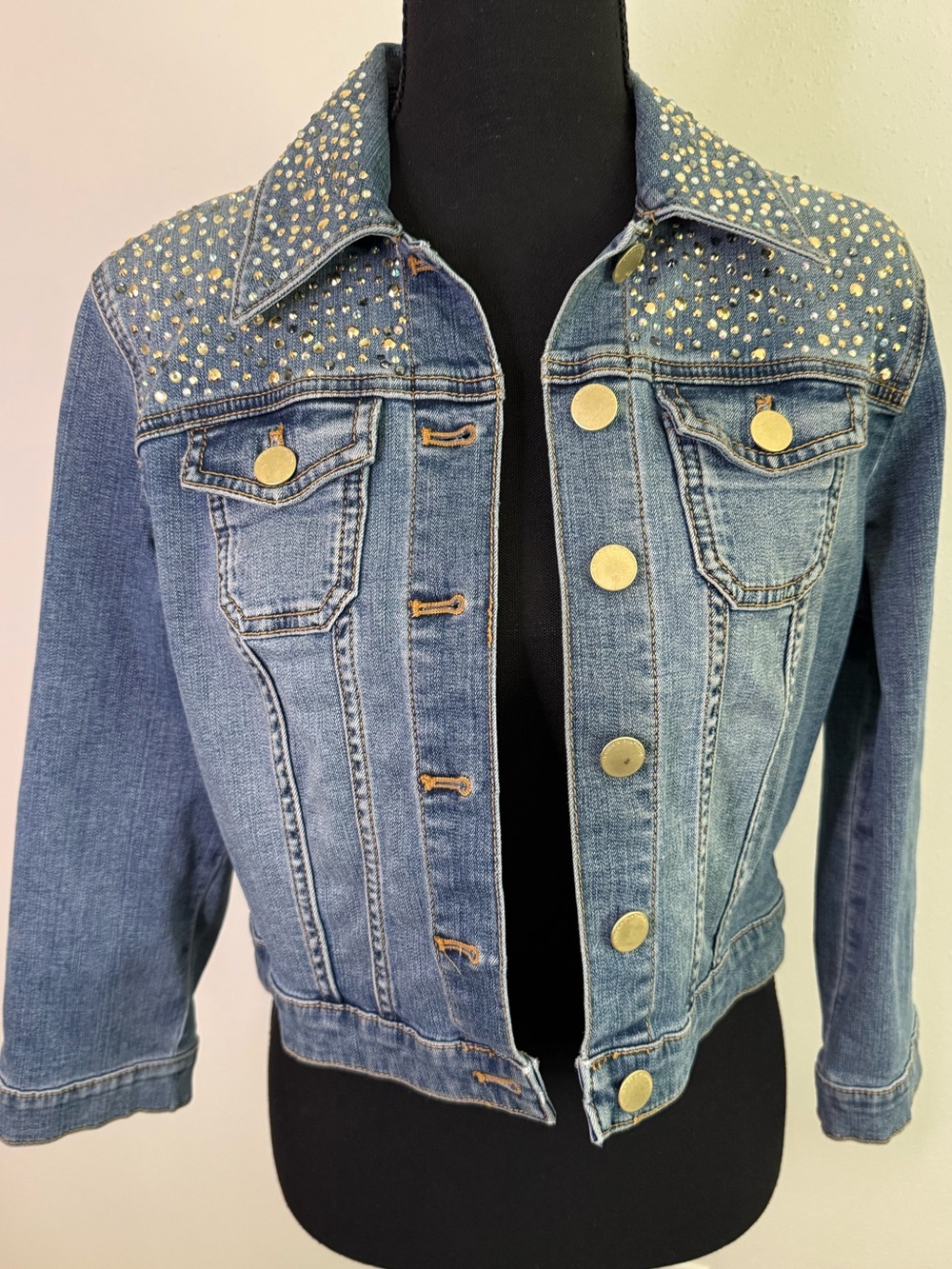 Chico’s Studded Cropped Denim Jacket Size 0 Gold Stud Light Wash